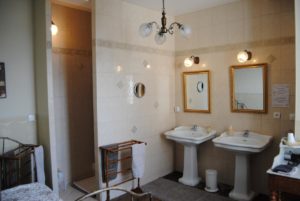 salle-bain-hotel-sainte-croix